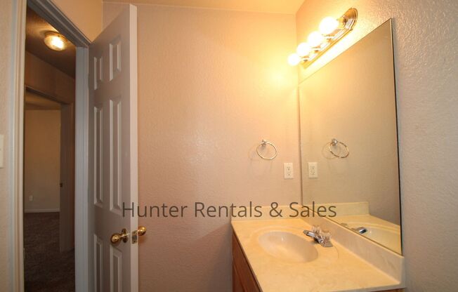 3 beds, 2 baths, $1,200, Unit Unit B