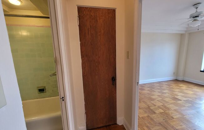1 bed, 1 bath, $1,075, Unit 404