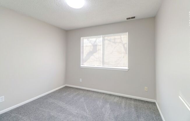 3 beds, 1.5 baths, $1,300, Unit 1527-03