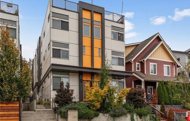Modern Townhouse with Rooftop Deck & Bay Views!