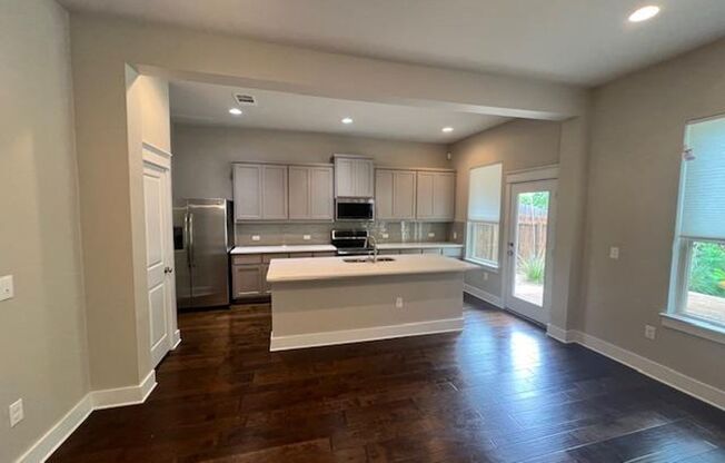 Gated Community / 3 bedroom, 2.5 baths, 3 living rooms / Near Domain