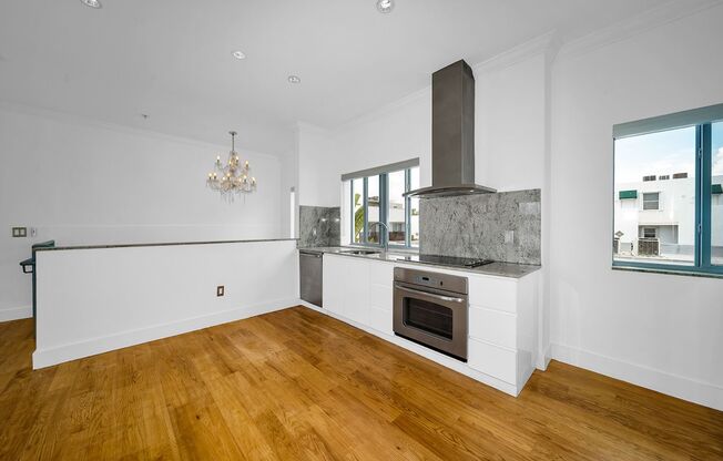 Centrally located: 2 bed/2baths with 1000 sqf terrace steps from Lincoln Road (SOUTH BEACH)