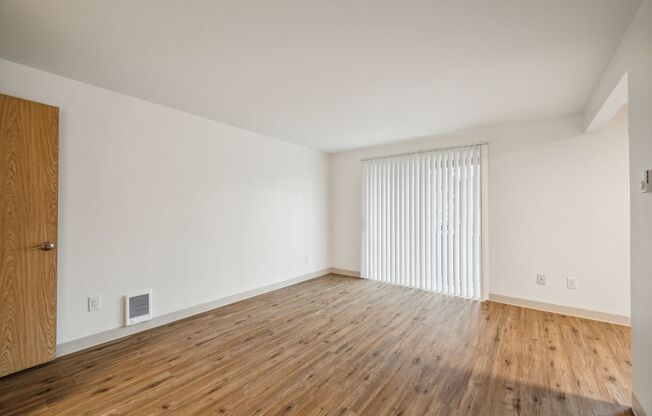 2 beds, 1 bath, 900 sqft, $1,595, Unit 16