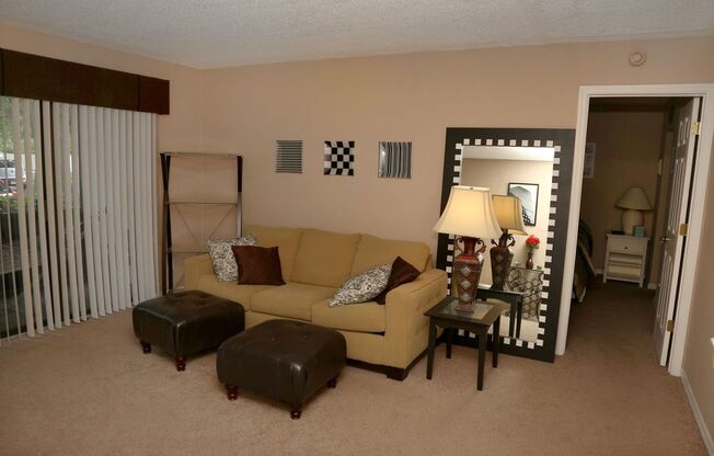 1/1 first floor condo with community pool near Azalea Park