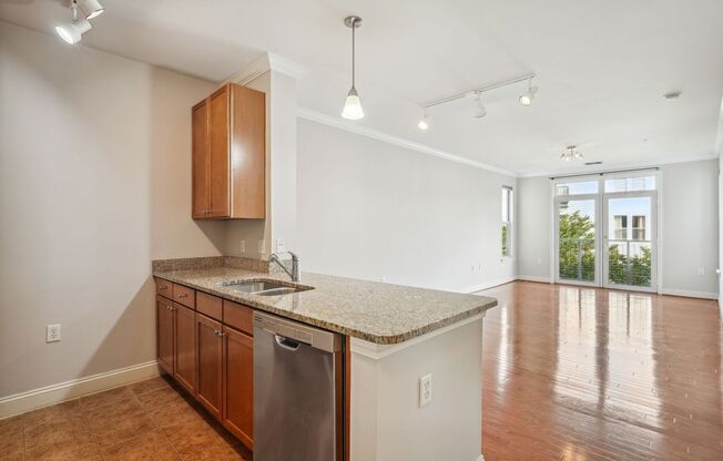 Available Now! High End 1 bed/ 1 bath with Parking! 24 hour concierge!
