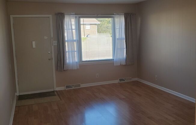 2 beds, 1 bath, $1,000, Unit UNIT A