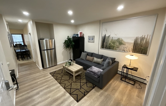 3 beds, 1 bath, 1,100 sqft, $4,700, Unit 3