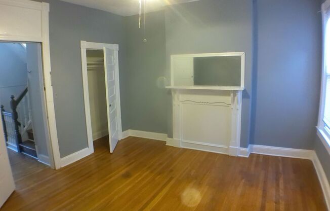 2 beds, 1 bath, $1,350, Unit Unit 2