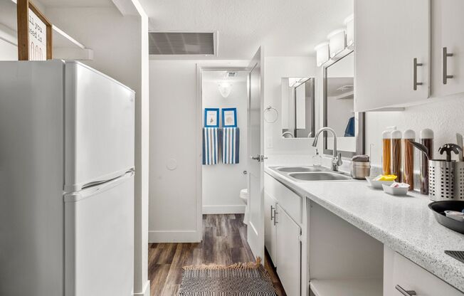 Studio, 1 bath, 300 sqft, $979, Unit 15