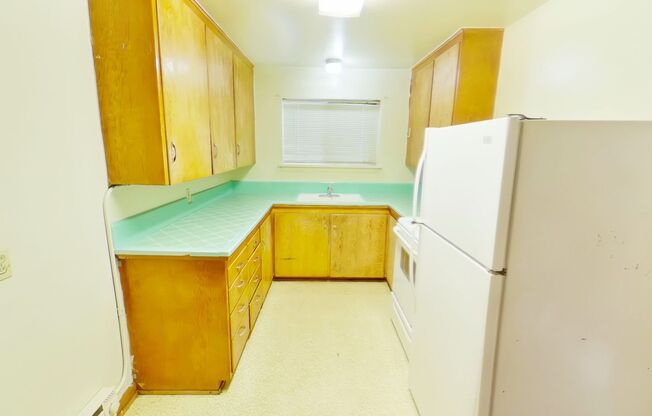 2 beds, 1 bath, $1,095, Unit 14