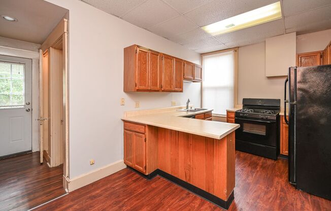 2 beds, 1 bath, $1,495, Unit 32 2