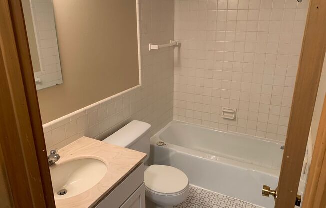 1 bed, 1 bath, $1,050, Unit IVA32