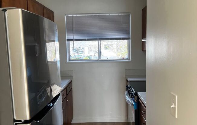 2 beds, 1 bath, $2,000, Unit 7