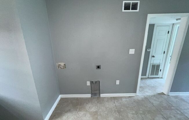 2 beds, 1 bath, 1,000 sqft, $800, Unit B