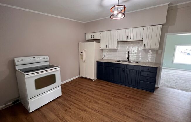 2 beds, 1 bath, $1,300