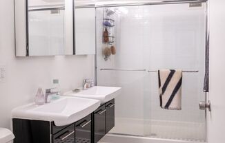 2 beds, 1 bath, $5,200, Unit 3B