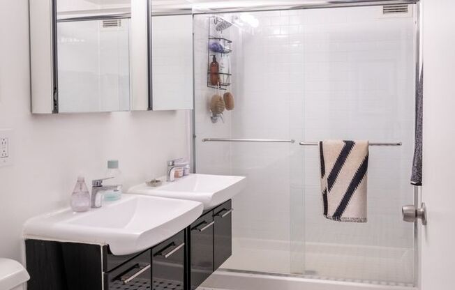 2 beds, 1 bath, $5,200, Unit 3B