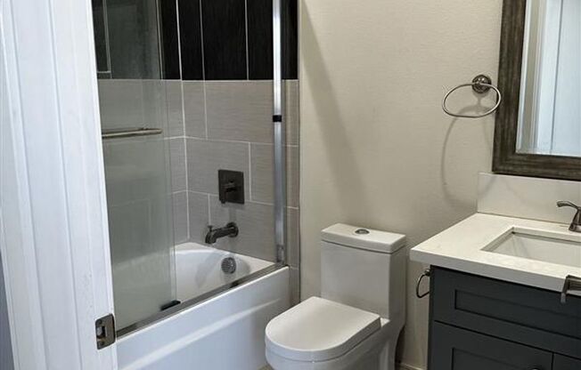 1147-1149 1/2 Tamarind Ave (RR)