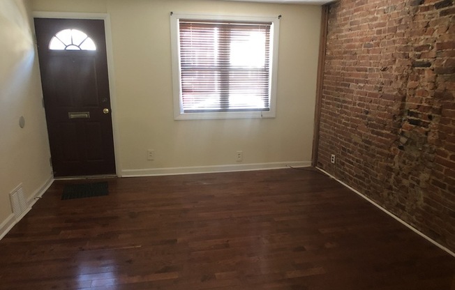 Well-maintained Passyunk Square 2 Bedroom Home! W/D! Yard!