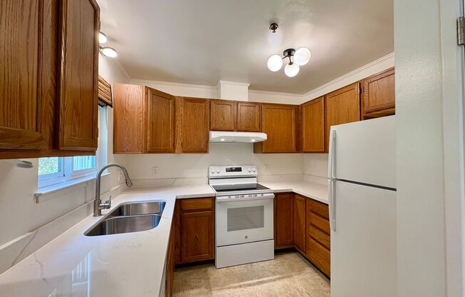 Beautiful 2bed/1bath Flat in Mill Valley with stunning views.