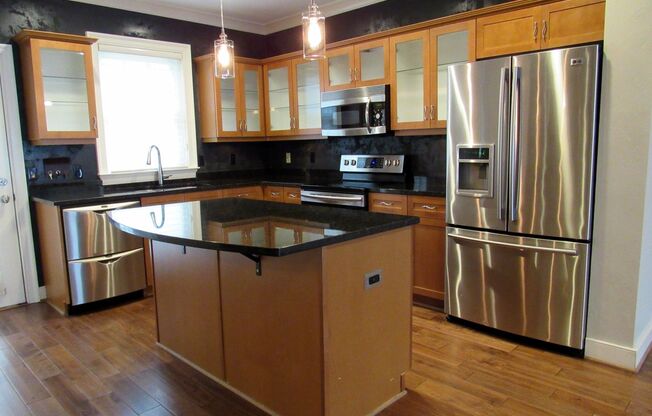 Gorgeous 2 bdmr 2.5 bath West Side Condo Now Available!