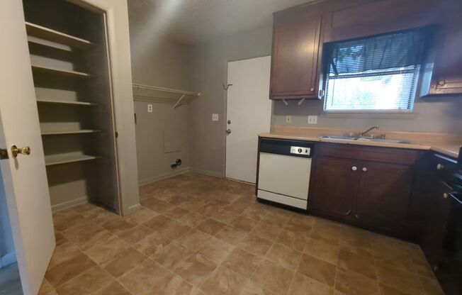 2 beds, 1 bath, 800 sqft, $795