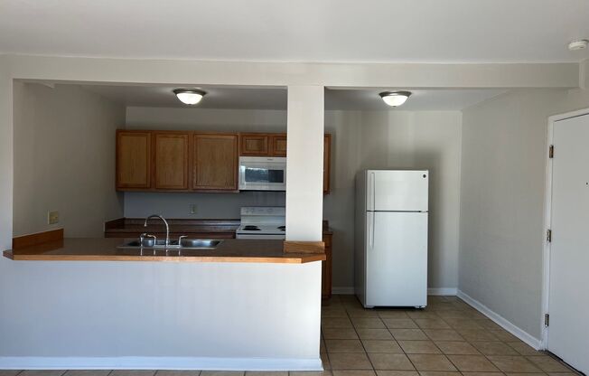 2 beds, 1 bath, 693 sqft, $750, Unit R5