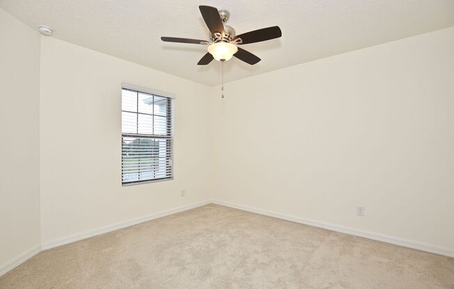 Modern 3/2.5 Spacious Townhome with Gorgeous Lake Views and 1 Car Garage in Thornbrooke - Sanford!