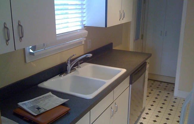 Great Overlook 2 Bedroom Bungalow - Steps to Max!!!!