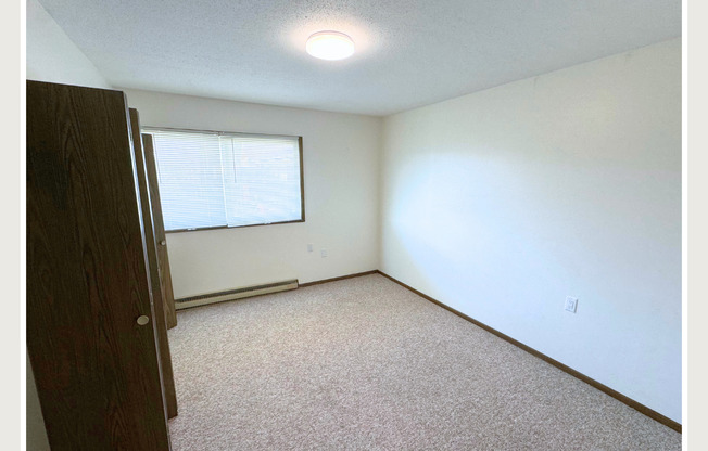 2 beds, 1 bath, $650, Unit 1