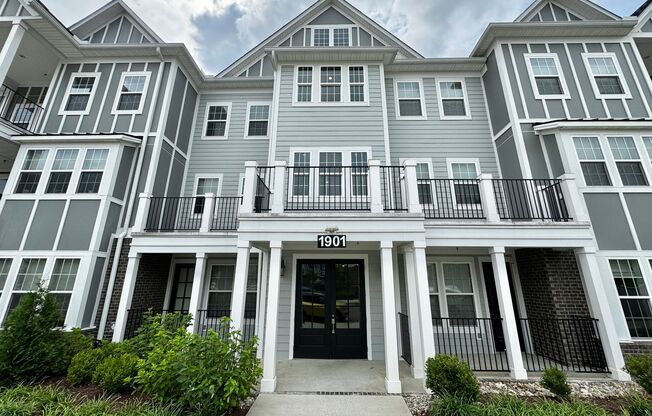 2 Bed, 2 Bath Condo on Top Floor w/ Elevator Close to Downtown Franklin