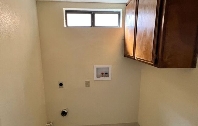 2 beds, 1.5 baths, $1,595, Unit Unit G