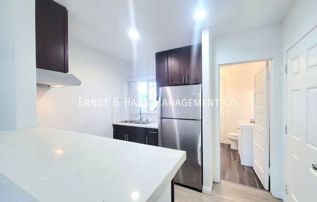 519 W 8 ST