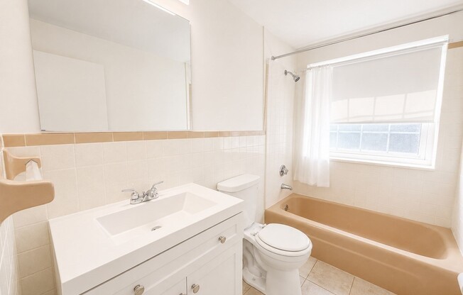 2 beds, 1 bath, 799 sqft, $2,400, Unit L2