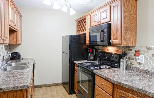 2 beds, 1 bath, 820 sqft, $970, Unit 4324 Wyndsor Terrace Building 4 #10