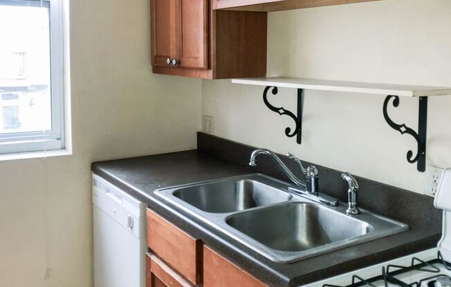 2 beds, 1 bath, 850 sqft, $2,100, Unit 5208L-2