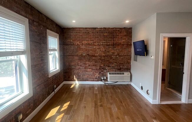 Studio, 1 bath, 350 sqft, $1,095, Unit Studio