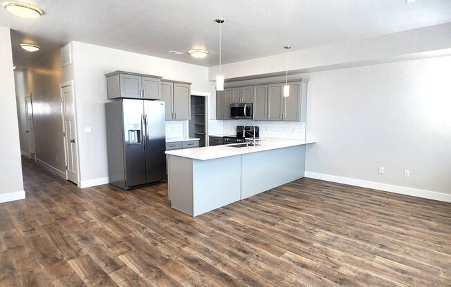 3 beds, 2.5 baths, $2,650, Unit 105