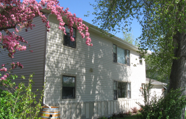 2000 2002 S BLACK AVE
