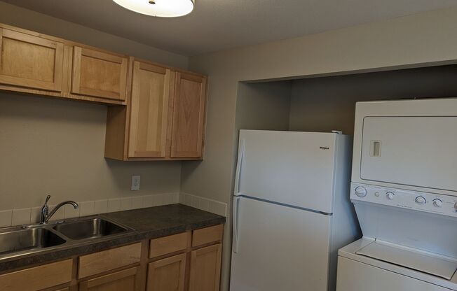 2 beds, 1 bath, 850 sqft, $1,550, Unit B