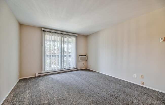 Large Living Room With Ceramic Tile Flooring at Glen Hills Apartments, Glendale, WI