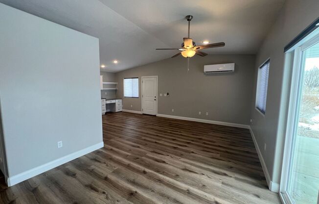 2 beds, 1 bath, $1,095