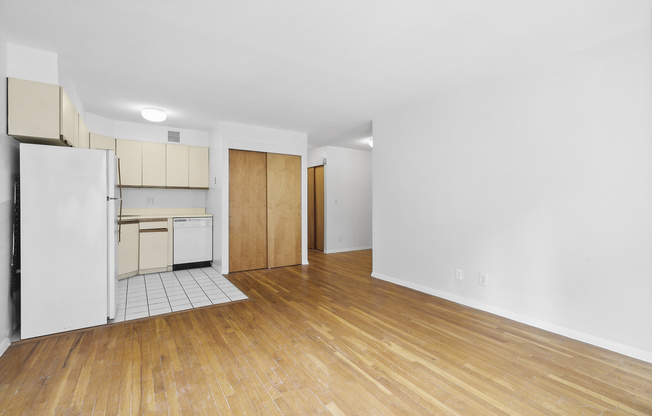 325 W 51 ST