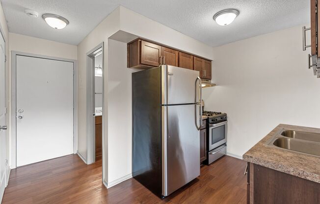 Studio, 1 bath, 450 sqft, $1,100, Unit 33-208