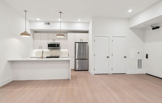 3 beds, 2 baths, 1,250 sqft, $3,667, Unit 110