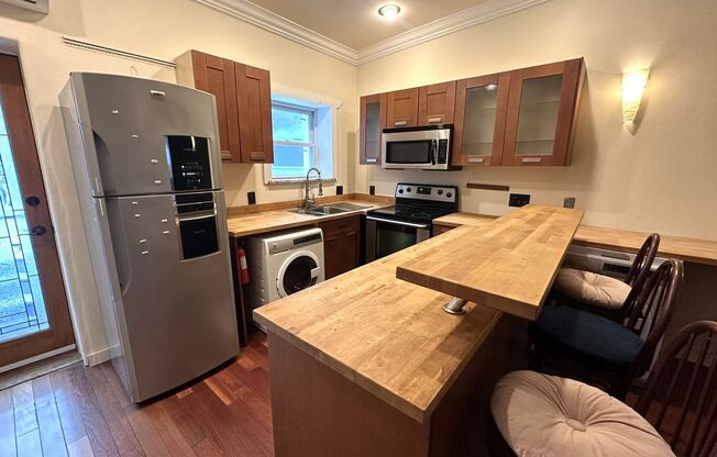 Gorgeous Studio Apartment in Fishtown with Large Private Deck! Available NOW!