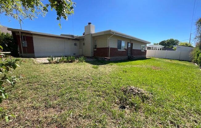 3 bdrm 2 bath Home 2 car Garage small dog Friendly