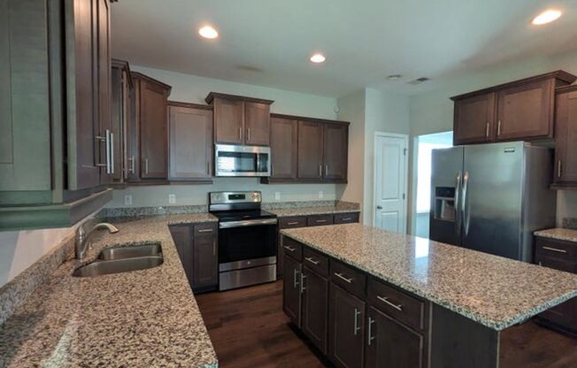 AVAILABLE NOW- 4BR/3.5BA IN COLONY NORTH