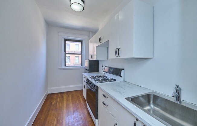 2 beds, 1 bath, 820 sqft, $2,700, Unit 11