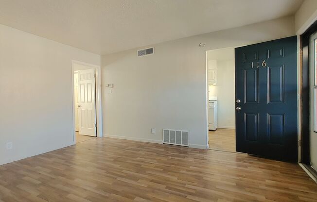 1 bed, 1 bath, 700 sqft, $915, Unit Unit 116